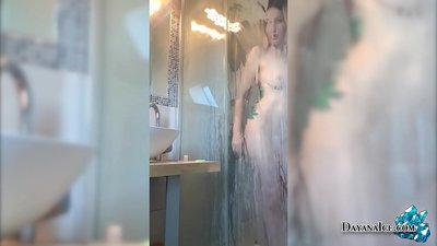 Bambino con un culo succoso si masturba sotto la doccia