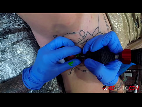 ❤️ Estremamente tatuato hottie Sully Savage ottenuto un tatuaggio sul suo clitoride ️❌ Porno russoal it.raceporn.ru ❌️❤